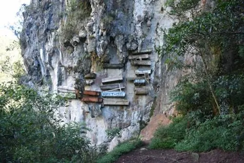 Висячие гробы в Сагаде, автор Ариан Свегерс, Flickr cc.