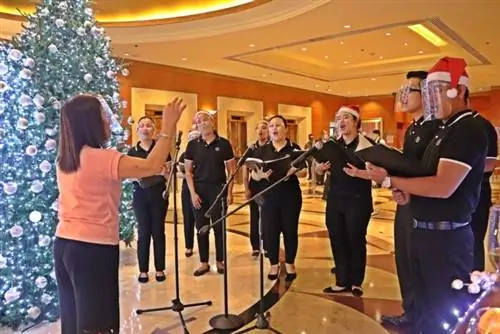 Общественный хор освещения рождественской елки Sheraton Manila Bay