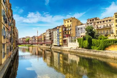 Разноцветные дома в Жироне, фото через Depositphotos