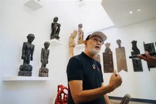 Национальный художник изобразительного искусства Бенджамин «БенКаб» Кабрера возглавляет конкурс резьбы по дереву, проводимый в музее БенКаб.