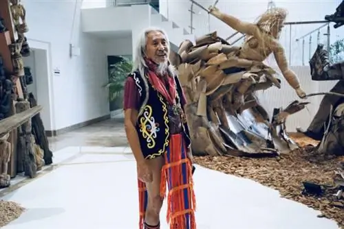 Национальный артист кино Кидлат Тахимик приветствует представителей СМИ в конференц-центре Багио.