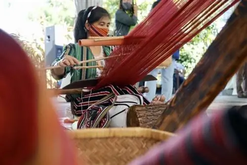 Ткачиха в Art in the Park Baguio City