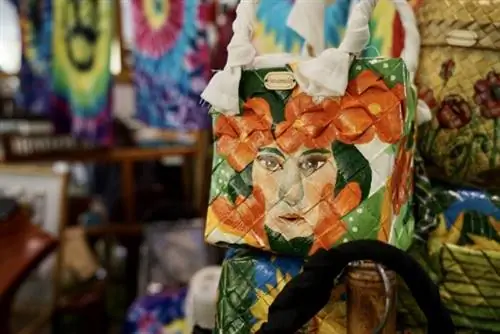 Местные изделия ручной работы, продаваемые на ремесленном рынке Мандеко Кито.