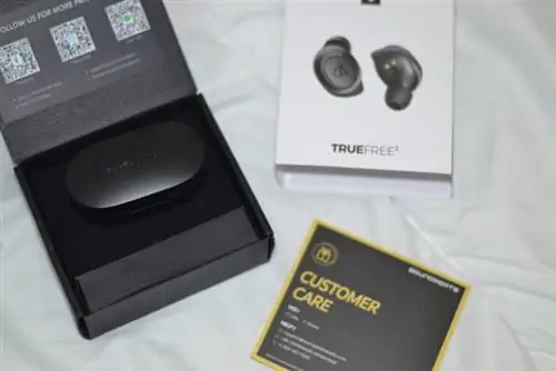 Внутри коробки находится зарядный кабель формата Type-C, три пары силиконовых насадок для ушей, две пары насадок-крыльев, руководство пользователя и гарантийный талон.