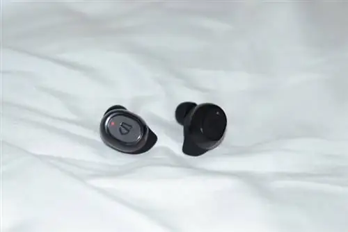 Специальные ребра наушников TuneFree 2 TWS обеспечивают надежную посадку.