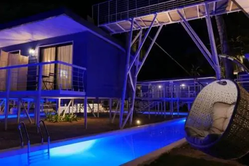 Воплотите в жизнь свои мечты о пляжном домике в Малибу в курортном отеле Apsaras Tribe Resort.