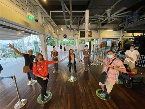 Филиппинские посетители соблюдают социальное дистанцирование, ожидая очереди на станции канатной дороги на горе Фабер. На фото (слева направо): Куки Пендор, вице-президент по продажам и маркетингу Step Up International Services Inc., Долли Сантос, президент Golden Sky Travel and Tours; Дороти Эйтона, президент Skynet Travel Corp., и Ричи Туаньо, генеральный директор Asia Reps Travel Services Inc.