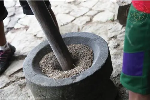 Рисовые зерна измельчают перед приготовлением к употреблению в пищу.