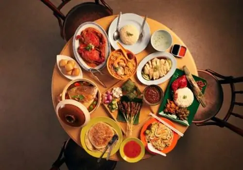 Торговые центры, предлагающие китайскую, малайскую и индийскую кухню, служат отражением Сингапура как мультикультурного города-государства.