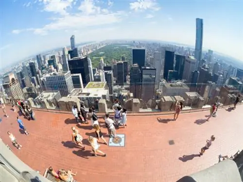 Туристы на смотровой площадке Top of the Rock на вершине здания GE в Нью-Йорке. Фото через Depositphotos