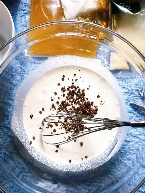 У меня есть несколько мисок для выбранного мной класса, мерные чашки и ложки, формочки и венчик.