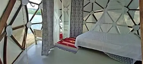Внутри глэмпинга и т. д. геодезических куполов
