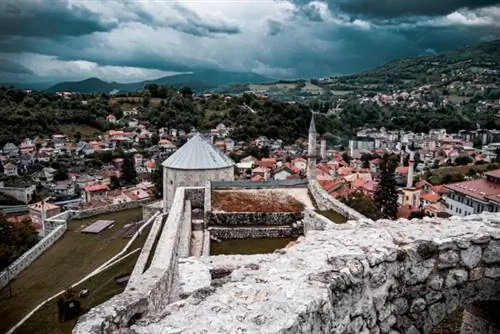 Замок Травник, Травник, Босна и Герцеговина, автор Дзенис Хасаница через Unsplash