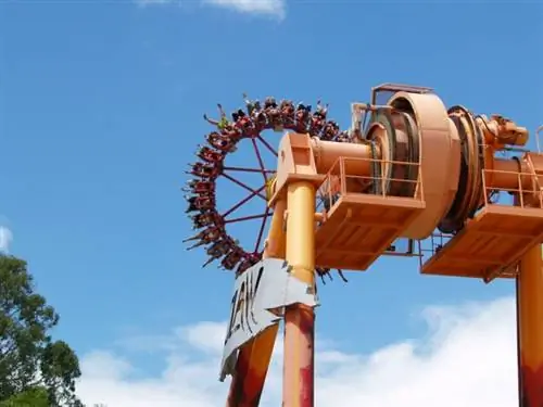 Коготь - это гироскопические качели Intamin, созданные Крисом Ричмондом через Unsplash в Мире грез на Голд-Косте, Австралия.