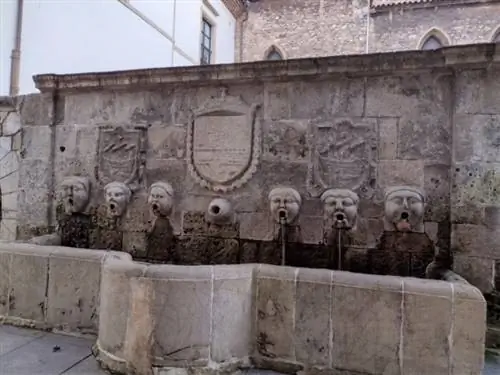 Средневековый фонтан возле отеля Palacio de Aviles