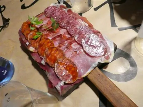 Доска мясных закусок из колбасных изделий