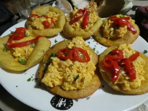 Красочные и хрустящие кукурузные лепешки с яичной верхушкой