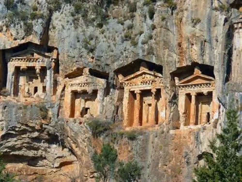 Скальные могилы Каунос, фото через Pixabay