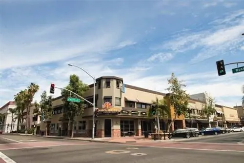 Ист-Энд в центре Санта-Аны, фото со страницы Facebook