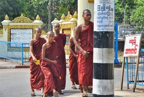 Монахи в пагоде Кабар Айе в Янгоне