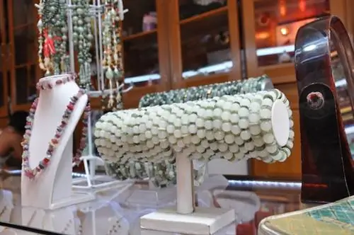 Нефритовые аксессуары на рынке Богьоке Аунг Сан