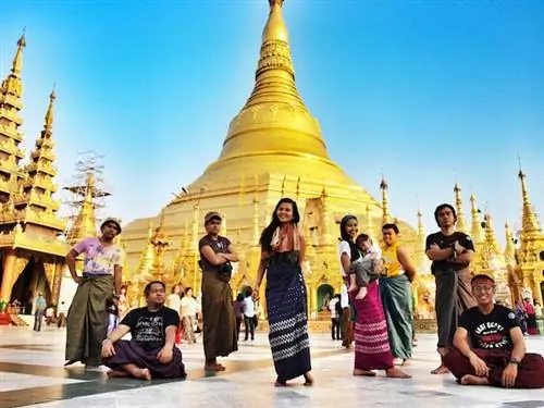 Блоггеры-путешественники Pinoy в лонги в храме Шведагон