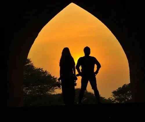 Рон и Монетт из FlipTravels.com в силуэте