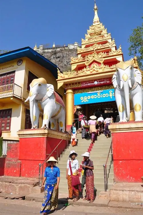 Бирманцы посещают храмы