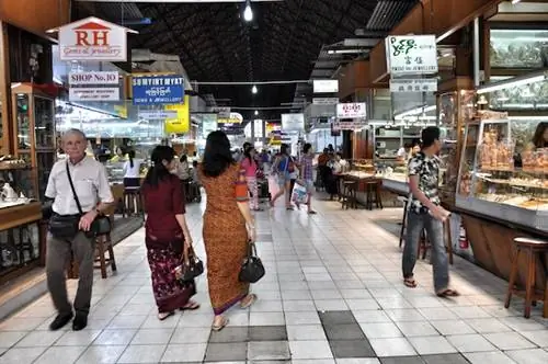 Внутри рынка Богьоке Аунг Сан