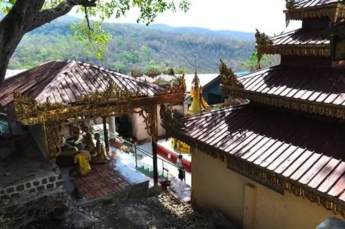 Один из храмов на горе Попа