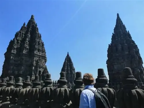 Вид на один из храмов комплекса Прамбанан.