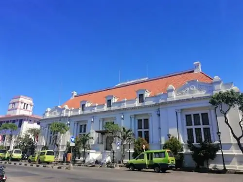 Грандиозные и изысканные детали на фоне белых стен и кирпичных крыш - визитная карточка Старого города.