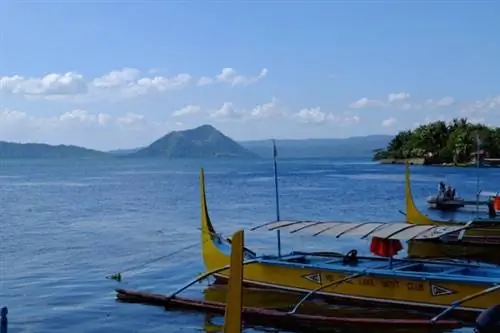 Спящий кратер Бининтианг Малаки (Большая Нога) является центром извержений 1707 и 1715 годов.