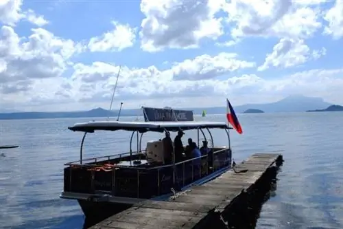 Лодка отеля Lima Park под названием «Владычица озера»