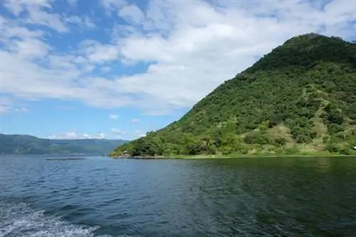 Остров вулкана вблизи