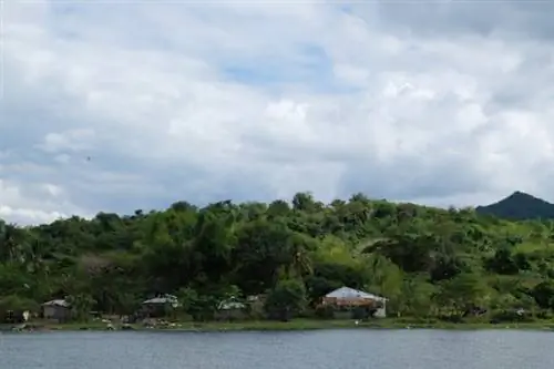 Жилые дома на берегу острова Вулкан