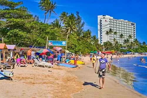 Серфинг на пляже Велигама, Шри-Ланка через Depositphotos