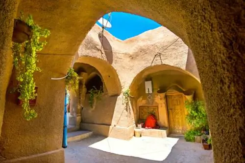 Берберские подземные жилища. Дом Троглодита. Матмата, Тунис, фото через Depositphotos