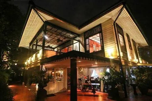 Кухня-фьюжн и винный салон Белого дома