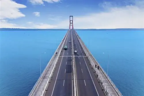 Вид сверху на мост Сурамаду, соединяющий острова Ява и Мадура в Восточной Яве, Индонезия, фото через Depositphotos