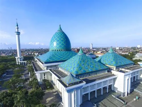 Аэрофотоснимок исламского центра мечети Аль-Акбар в Сурабае, Индонезия, фото через Depositphotos