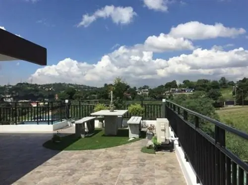 Антиполо Airbnb с балконом