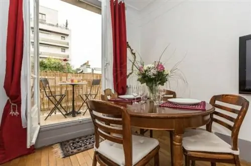 Airbnb в Париже с балконом