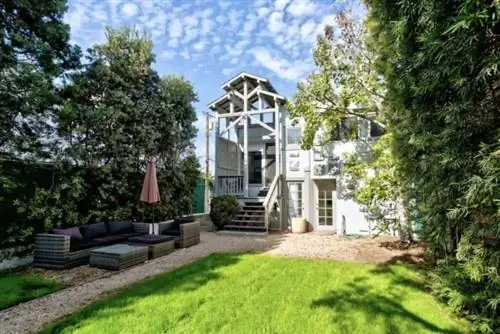 Отличный дом Airbnb с бассейном недалеко от Венис-Бич, Лос-Анджелес
