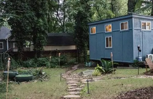 Расслабляющее приключение в крошечном домике под кронами деревьев в Шарлотте, Северная Каролина