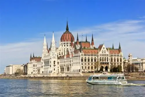Река Дунай на фоне парламента Будапешта, фото через Depositphotos