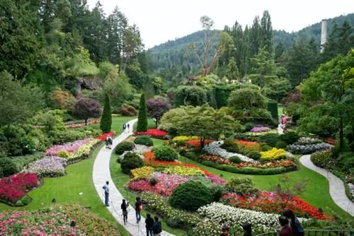 Потрясающая цветочная композиция в саду Бутчарт, фото с сайта Depositphotos
