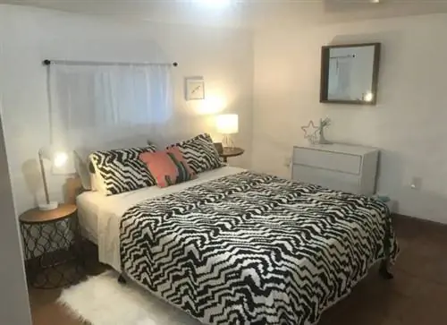 Красивый Adobe Casita Airbnb в Санта-Фе