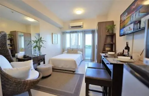 Курортный отель Vibe Poolside Airbnb с террасой в Кесон-Сити