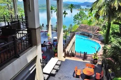 Вид из ресторана курортного отеля Lake Kenyir